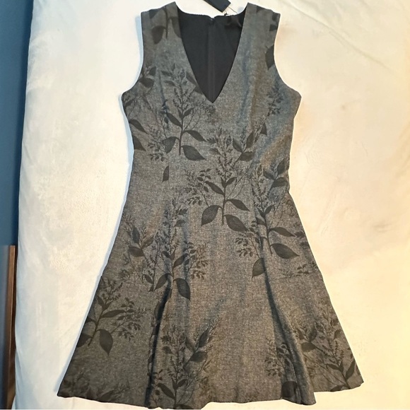 Banana Republic Dresses & Skirts - Banana Republic Italian Wool Fit Flare Printed Leaves Dress 6 NWT Vneck Gray Blk